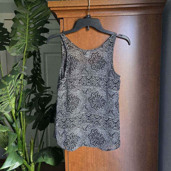 Old Navy Black And White Pattern Sleeveless Tank Top - Picture 2 of 3